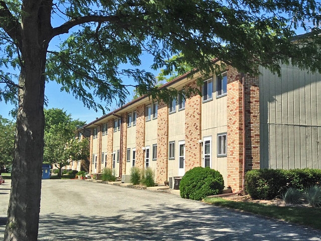 Sand Pointe in Bloomington, IL - Building Photo