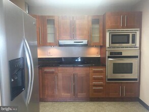 8380 Greensboro Dr in McLean, VA - Building Photo - Building Photo