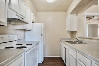 Pine Terrace in Lawton, OK - Foto de edificio - Building Photo