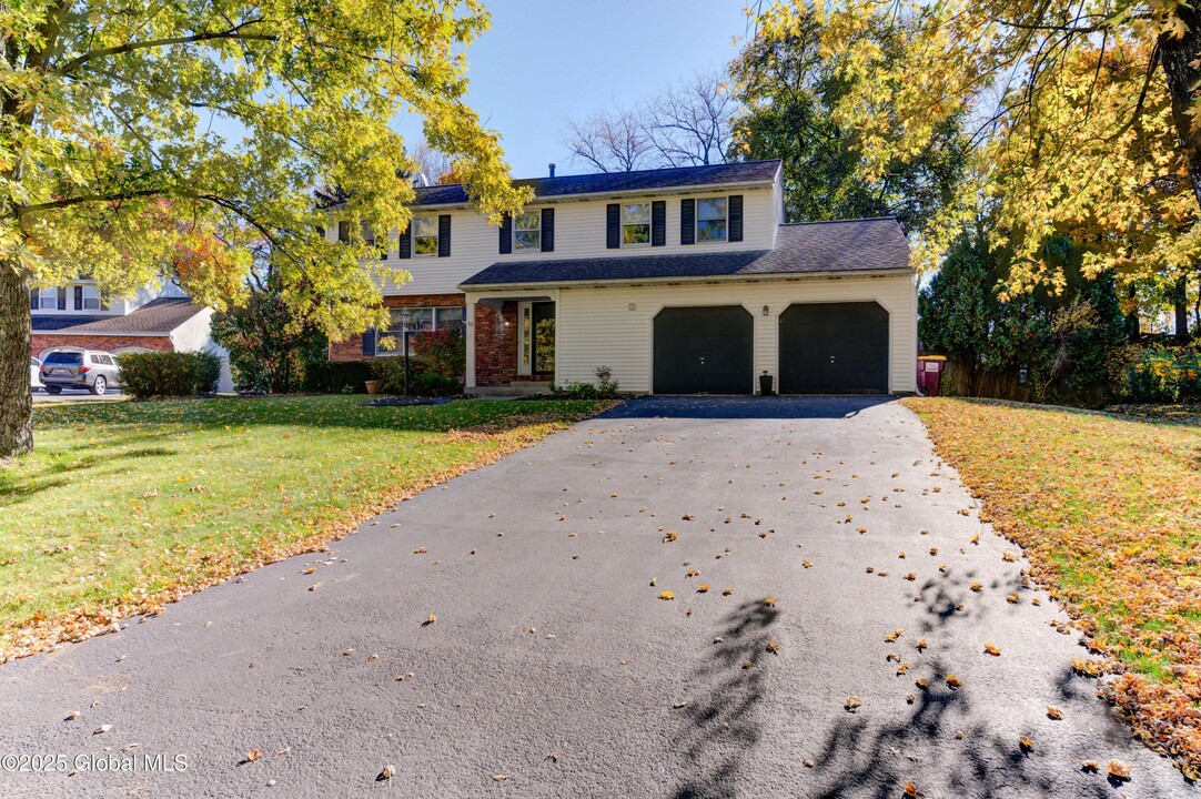 13 Cloverfield Dr in Albany, NY - Building Photo