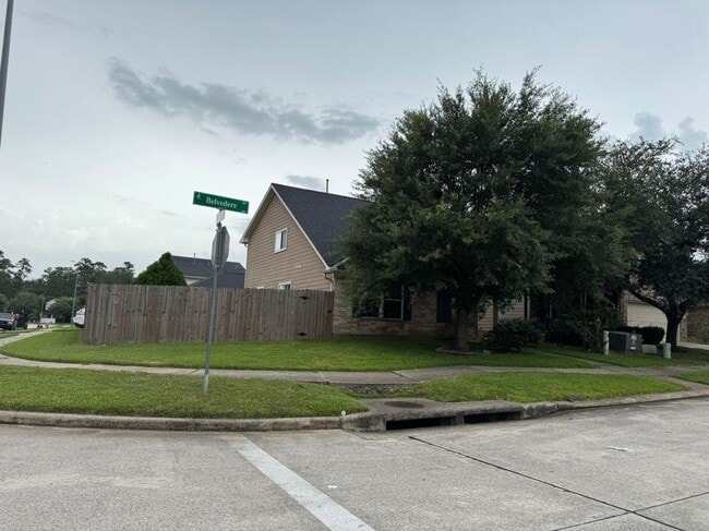 832 Belvedere Dr in Conroe, TX - Building Photo - Building Photo