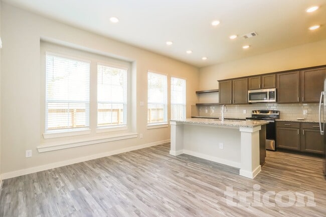 9835 Willow Creek Commerce Dr in Tomball, TX - Building Photo - Building Photo