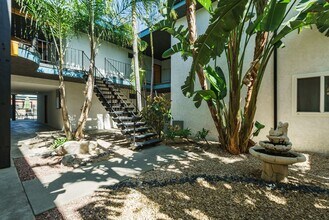 18404 Vincennes Street in Northridge, CA - Foto de edificio - Building Photo