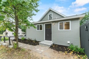 954 Goffstown Rd in Manchester, NH - Building Photo