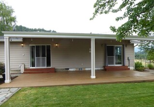 560 Evelyn St in Roseburg, OR - Building Photo - Building Photo