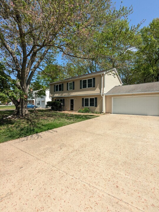 12 Admiral Ct in Hampton, VA - Building Photo