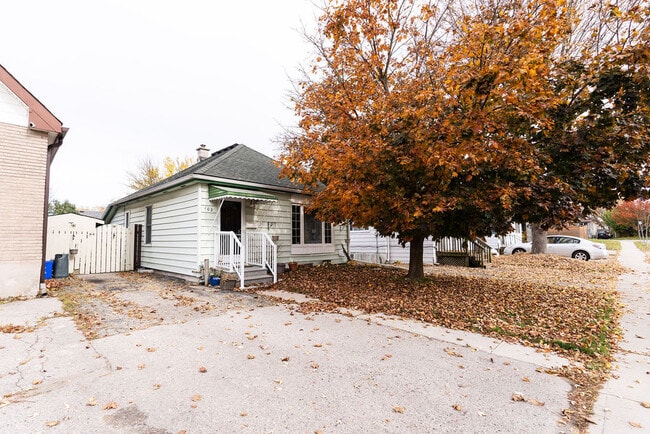 2 Bedroom House for Rent in London, Ontario * Chelsea Green with Fenced Yard in London, ON - Building Photo - Building Photo