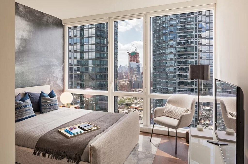 635 W 42nd St in New York, NY - Building Photo
