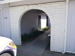 1522 Los Robles Blvd-Unit -1522 Los Robles Blvd #B in Sacramento, CA - Building Photo - Building Photo