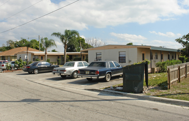 320 NE 13th Ave in Boynton Beach, FL - Building Photo - Building Photo