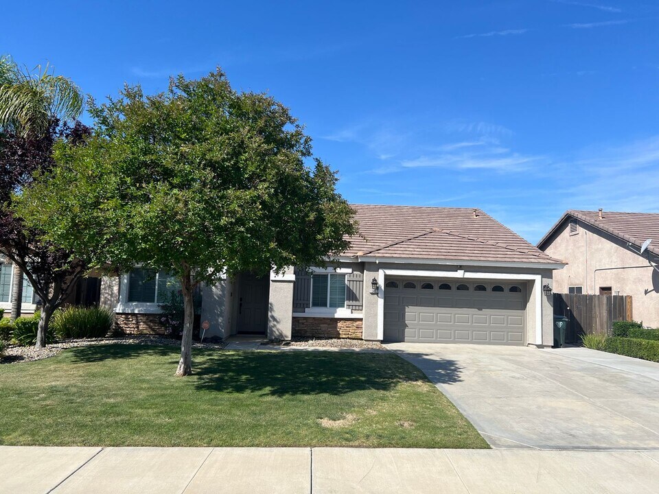 13417 Cheyenne Mountain Dr in Bakersfield, CA - Building Photo