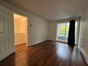5025 Sanders St in Burnaby, BC - Building Photo - Building Photo