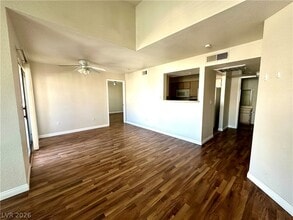 8101 W Flamingo Rd in Las Vegas, NV - Foto de edificio - Building Photo