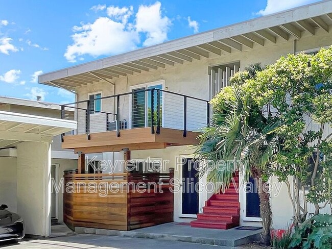 property at 923 Ravenscourt Ave
