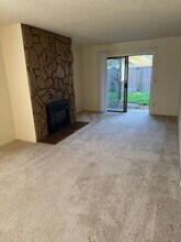 2103-2105-2105 SW Wright Ct in Troutdale, OR - Building Photo - Building Photo