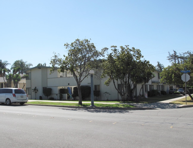 300 E Bennett Ave in Glendora, CA - Foto de edificio - Building Photo