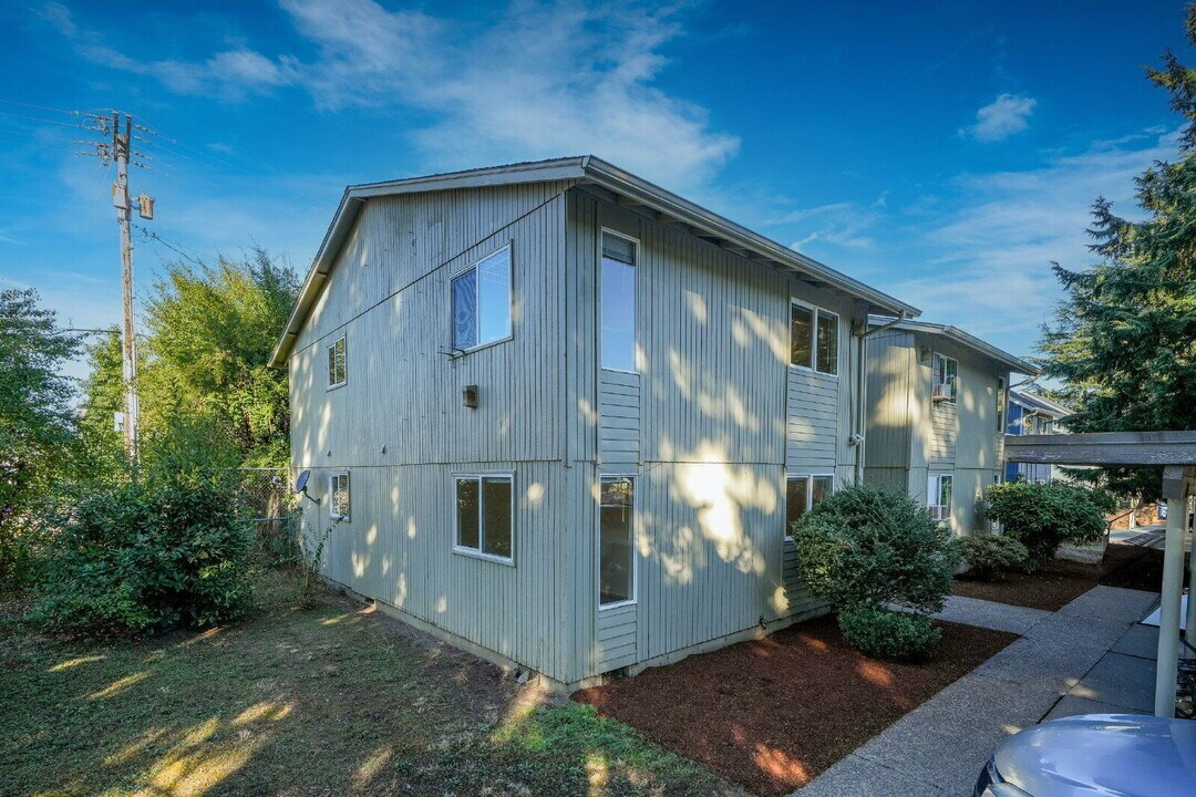 5495 A St in Springfield, OR - Building Photo