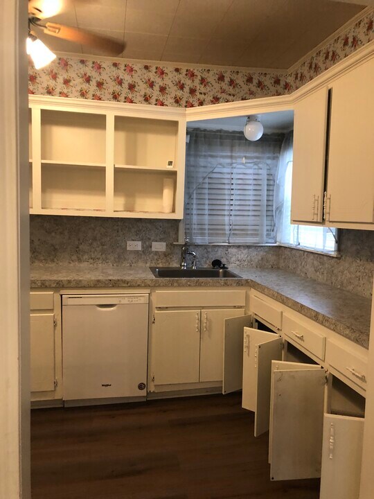 107 Treemont St in Tivoli, TX - Building Photo