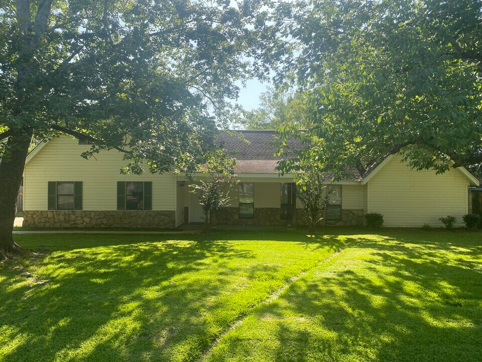 335 S Pear Orchard Rd in Ridgeland, MS - Foto de edificio
