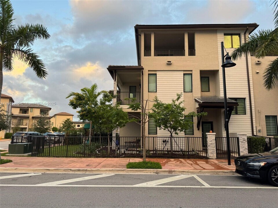 8364 NW 43rd St in Doral, FL - Building Photo