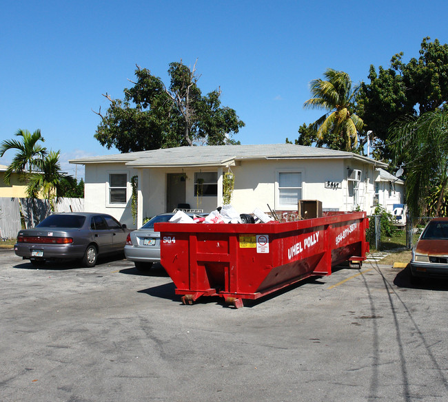 2417 Hayes St in Hollywood, FL - Building Photo - Building Photo