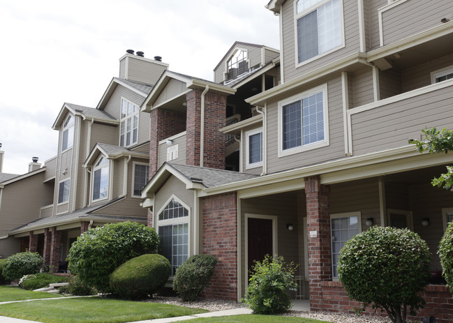 Miralago Condominiums in Littleton, CO - Foto de edificio - Building Photo