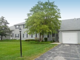 116 Gant Cir, Unit H in Streamwood, IL - Building Photo