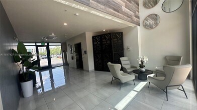 8001 NW 41st St in Doral, FL - Building Photo - Building Photo