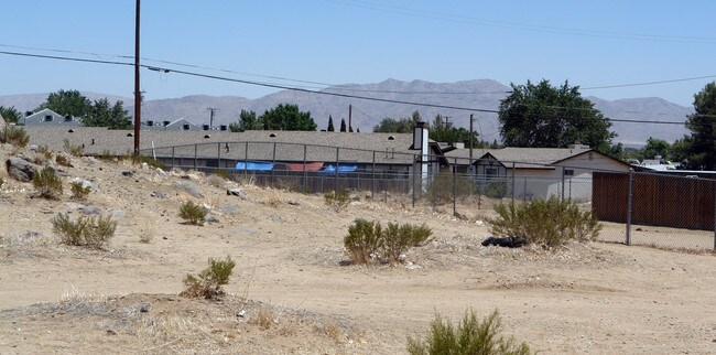 15902-15904 Chehalis Ct in Apple Valley, CA - Foto de edificio - Building Photo