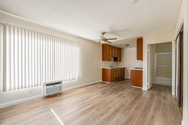 Laurel Canyon Apartments in Arleta, CA - Building Photo - Interior Photo
