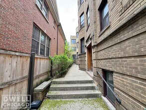 2133 W Giddings St, Unit 2D in Chicago, IL - Building Photo - Building Photo