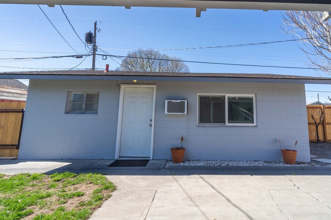 1032 W Cascade Ave in Moses Lake, WA - Building Photo