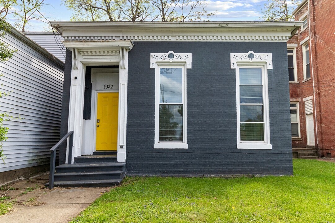 1932 W Jefferson St in Louisville, KY - Building Photo