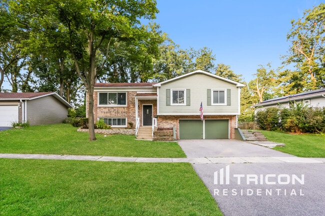 property at 7924 Oakview Ln