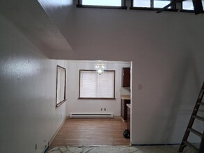 2204 SE Tacoma St in Portland, OR - Building Photo - Building Photo