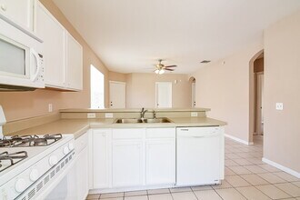 7742 Bristol Park Dr in Apollo Beach, FL - Building Photo - Building Photo