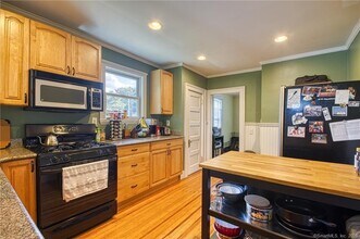 102 Whiting Ln, Unit 1st Floor in West Hartford, CT - Building Photo - Building Photo