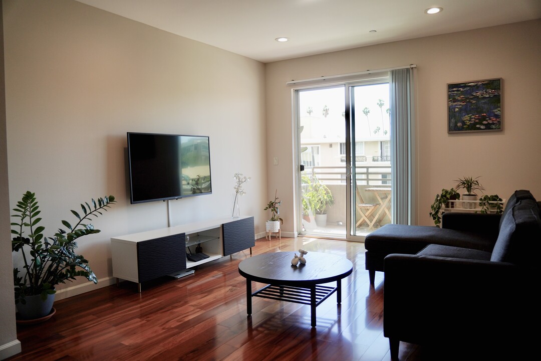 940 Elden Ave in Los Angeles, CA - Building Photo