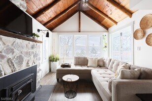 377 Lakeside Rd in West Milford, NJ - Building Photo