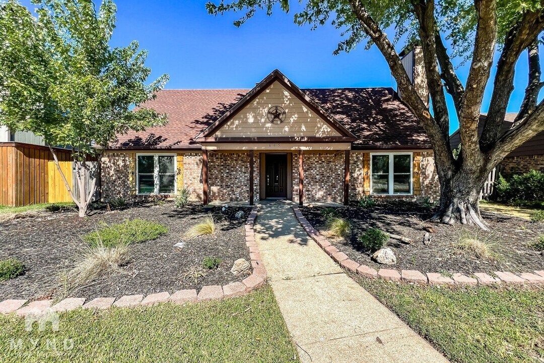 605 Pyramid Dr in Garland, TX - Building Photo
