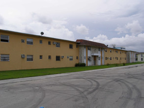 7000 SW 23rd St in Miami, FL - Building Photo - Building Photo