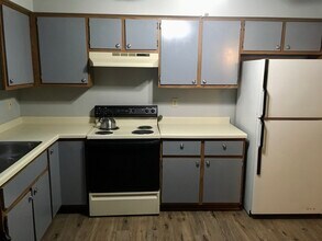 425 E Monroe Ave in Hartford, WI - Foto de edificio - Building Photo