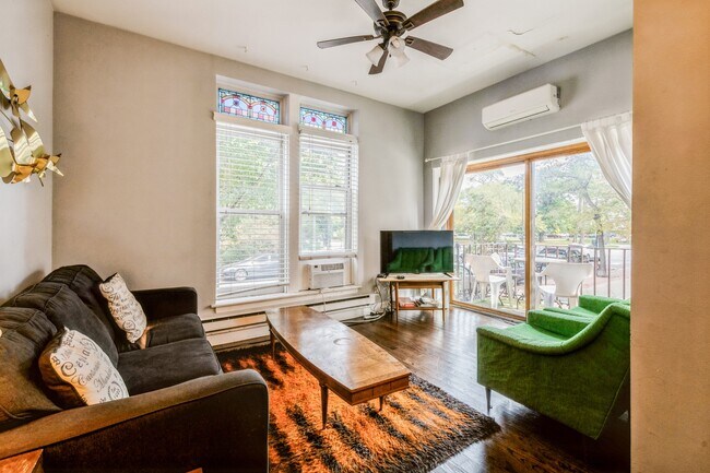 213 W Wisconsin St in Chicago, IL - Building Photo - Building Photo
