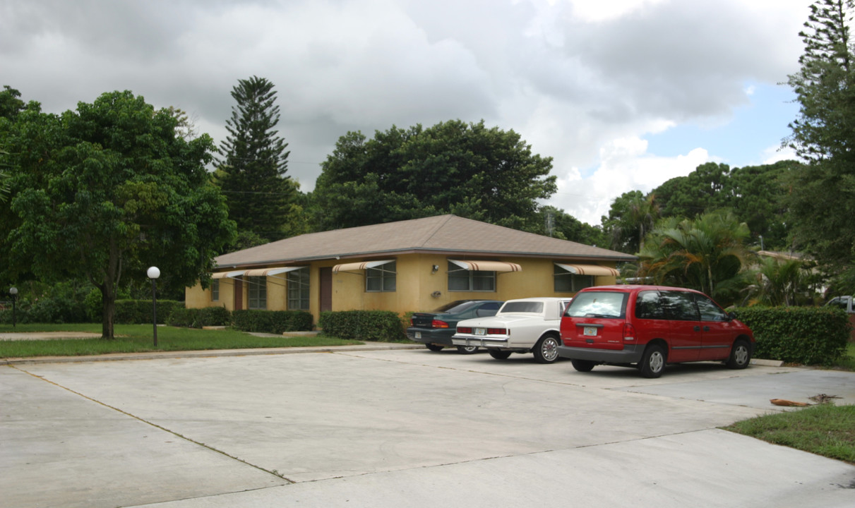 4566 Kelly Dr in Palm Beach, FL - Building Photo