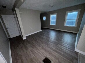 83 Taylor St, Unit 2 in Rochester, NY - Foto de edificio - Building Photo