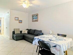 425 Ena Rd, Unit Kalia in Honolulu, HI - Foto de edificio - Building Photo