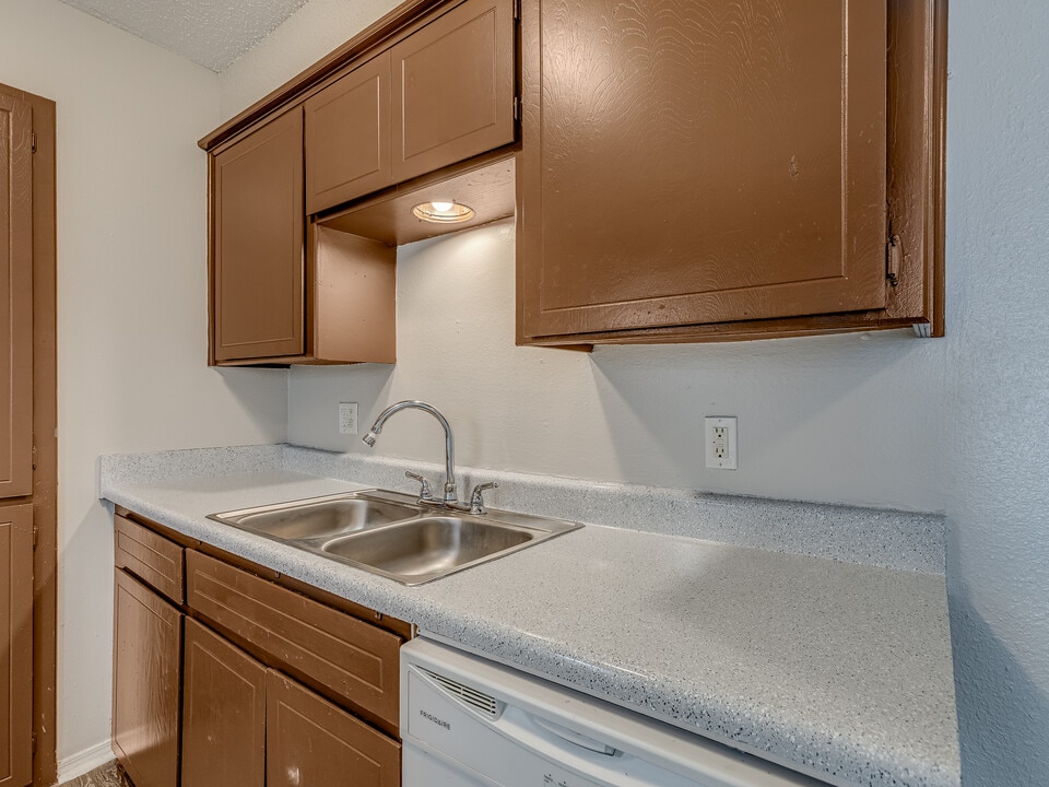 Sandhill Apartments in Midwest City, OK - Foto de edificio