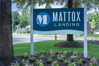 Mattox Landing Apartments in Colonial Heights, VA - Foto de edificio - Building Photo