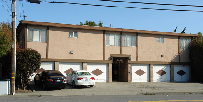 5755 Central Ave in El Cerrito, CA - Foto de edificio - Building Photo