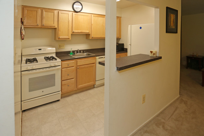 Woods Edge Apartments in Rockville, MD - Building Photo - Interior Photo